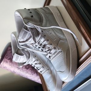 NWOT Silver Puma Size 7 Hightop Sneakers Never Worn Comfortable